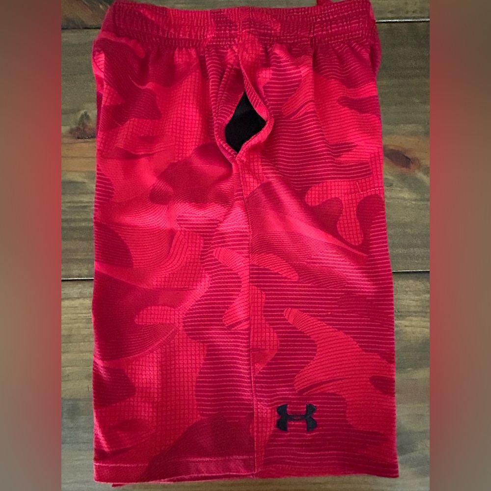 ✨Under Armour Kids Red Patterned Shorts